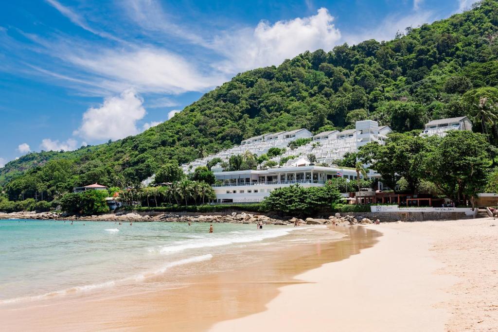 Nai Harn beach _photo