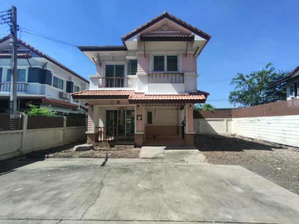 Land with buildings in Samut Sakhon _photo