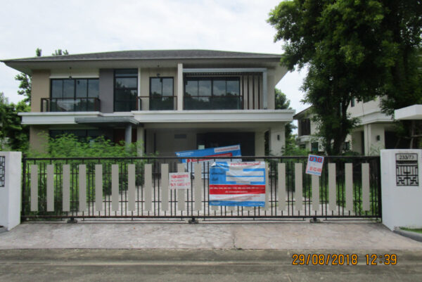 Land with buildings in Samut Sakhon _photo