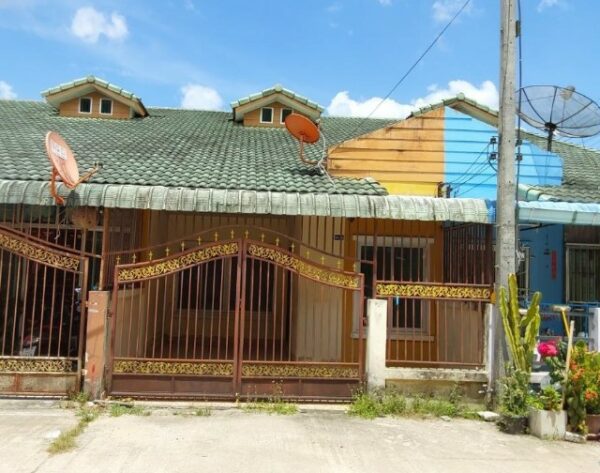 Land with buildings in Songkhla _photo