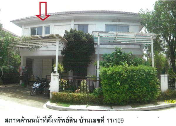 Land with buildings in Nonthaburi _photo