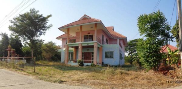 Land with buildings in Sing Buri _photo