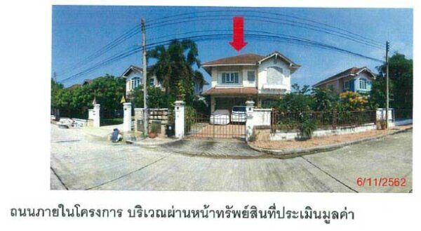 Land with buildings in Pathum Thani _photo