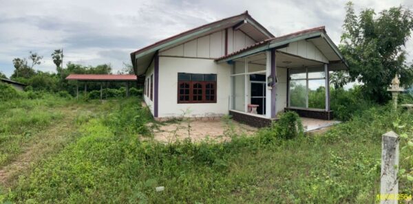 Land with buildings in Kamphaeng Phet _photo