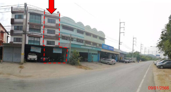 Land with buildings in Nakhon Sawan _photo