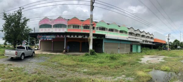 Land with buildings in Chai Nat _photo