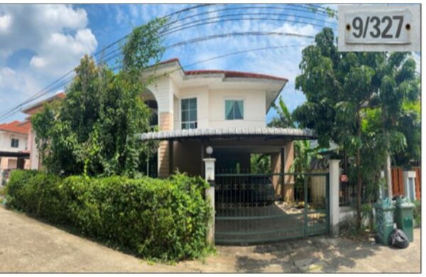 Land with buildings in Bangkok _photo