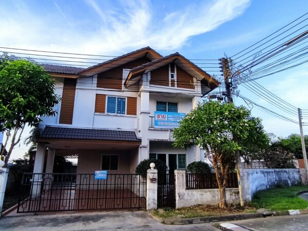 Land with buildings in Pathum Thani _photo