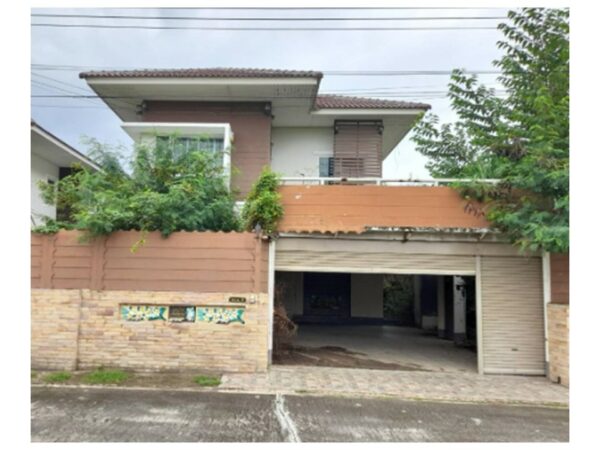 Land with buildings in Nakhon Ratchasima _photo