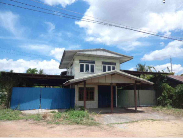 Land with buildings in Nakhon Sawan _photo