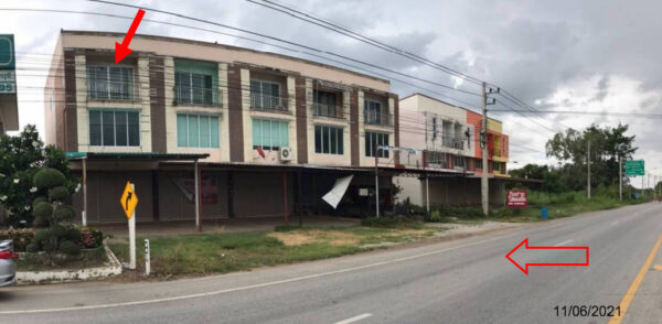 Land with buildings in Kamphaeng Phet _photo