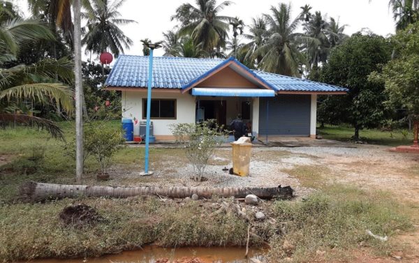 Land with buildings in Songkhla _photo