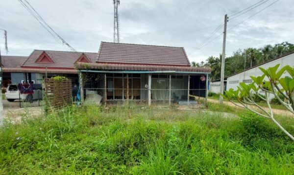 Land with buildings in Songkhla _photo