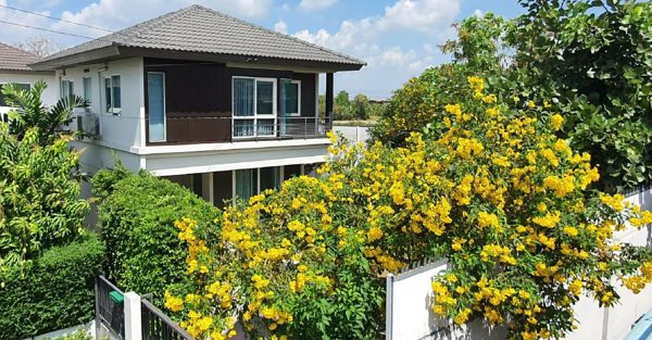 Land with buildings in Bangkok _photo