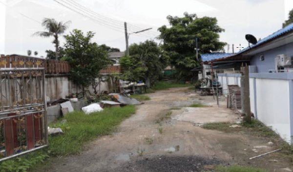 Land with buildings in Chonburi _photo