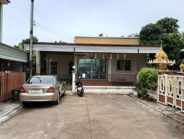 Land with buildings in Samut Sakhon _photo