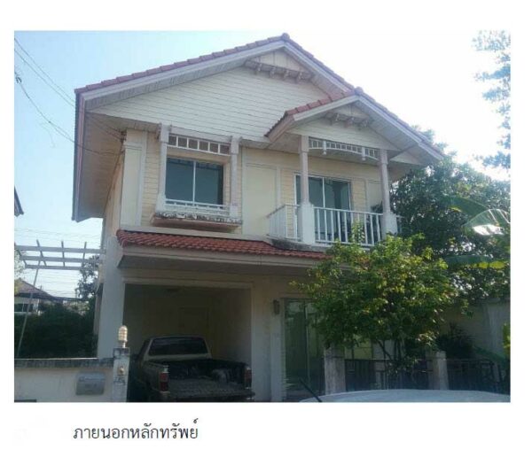 Land with buildings in Pathum Thani _photo