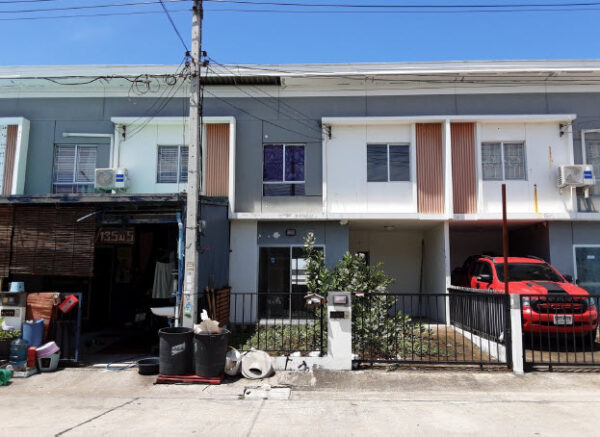 Land with buildings in Pathum Thani _photo