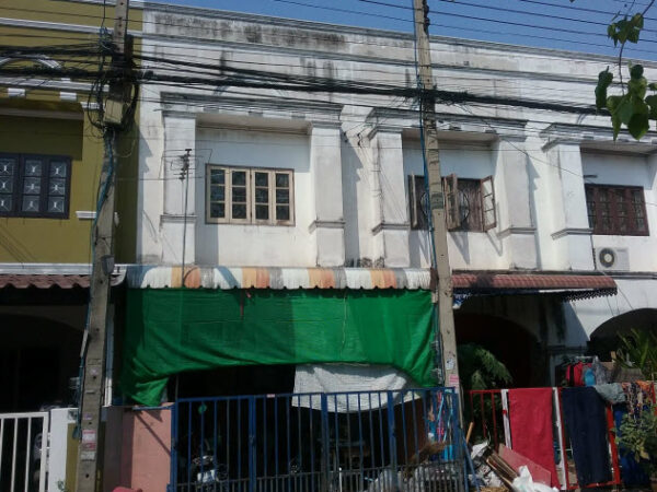 Land with buildings in Pathum Thani _photo