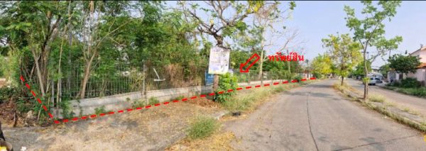 Land with buildings in Nong Bua Lamphu _photo