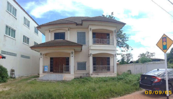 Land with buildings in Kamphaeng Phet _photo