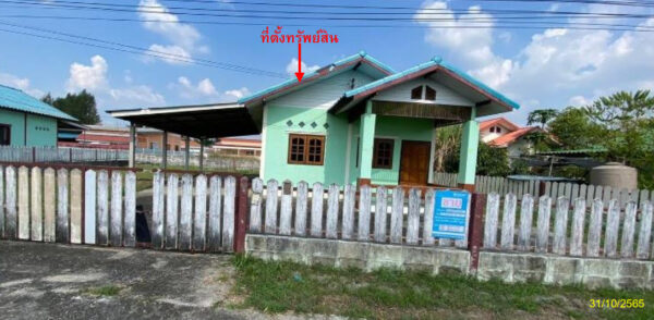 Land with buildings in Kamphaeng Phet _photo