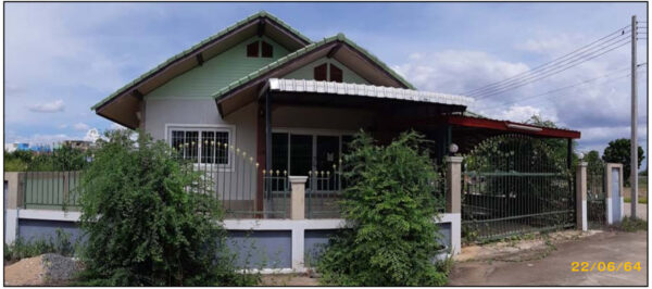 Land with buildings in Nakhon Sawan _photo