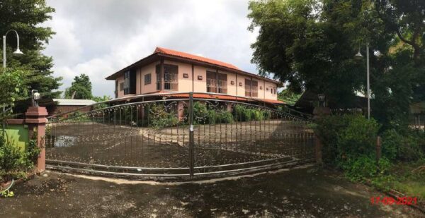 Land with buildings in Kamphaeng Phet _photo