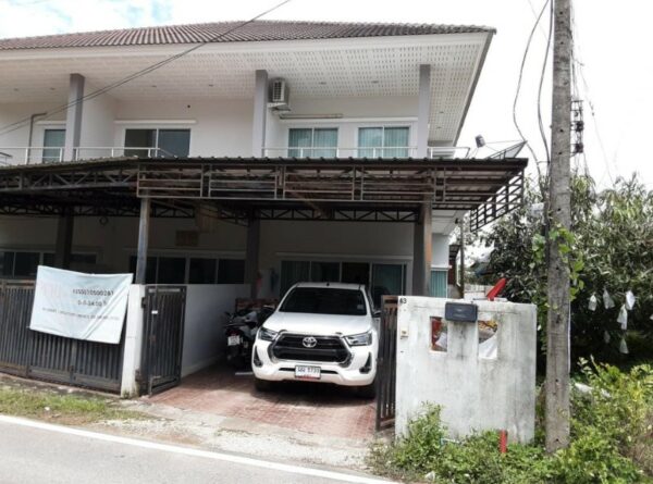 Land with buildings in Songkhla _photo