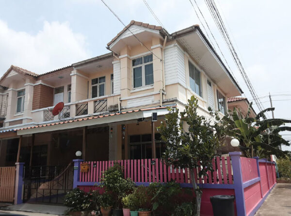 Land with buildings in Bangkok _photo