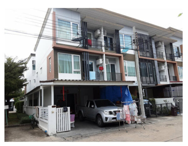 Land with buildings in Nonthaburi _photo