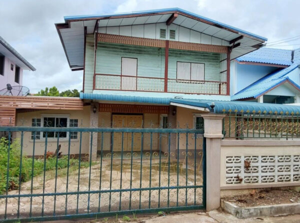 Land with buildings in Kamphaeng Phet _photo