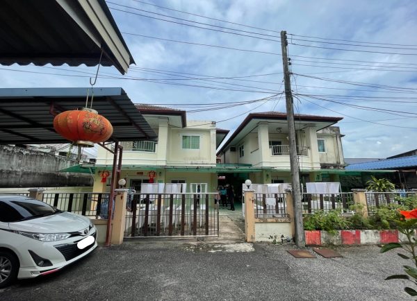 Land with buildings in Songkhla _photo