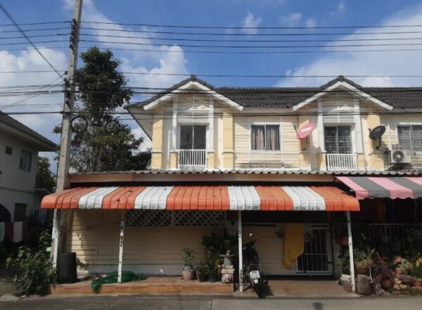 Land with buildings in Pathum Thani _photo