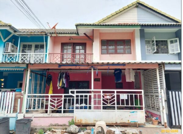 Land with buildings in Pathum Thani _photo