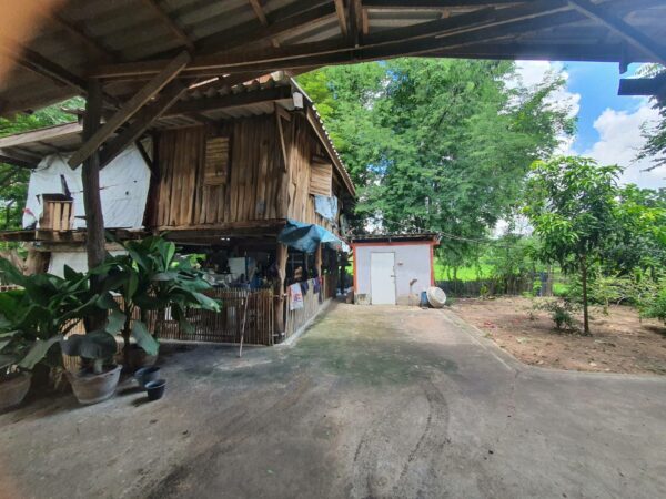 Land with buildings in Yasothon _photo