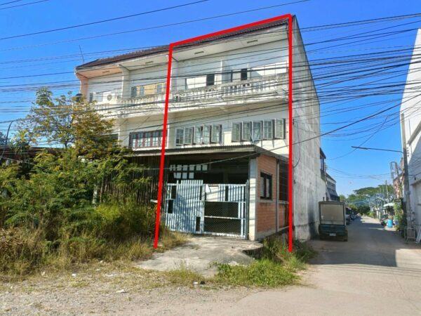 Land with buildings in Khon Kaen _photo