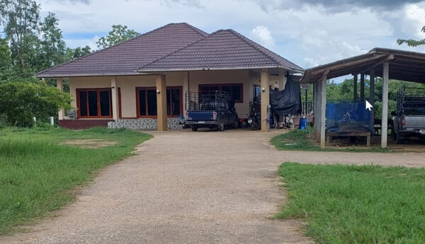 Land with buildings in Lampang _photo