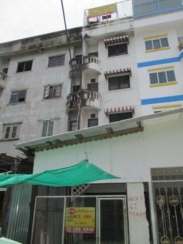 Commercial building, Samut Prakan _photo