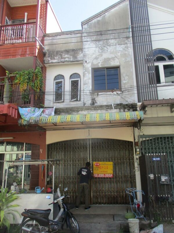 Commercial building, Surat Thani _photo