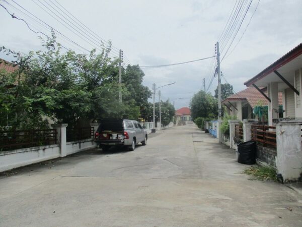 Muang Thong Land and House _photo