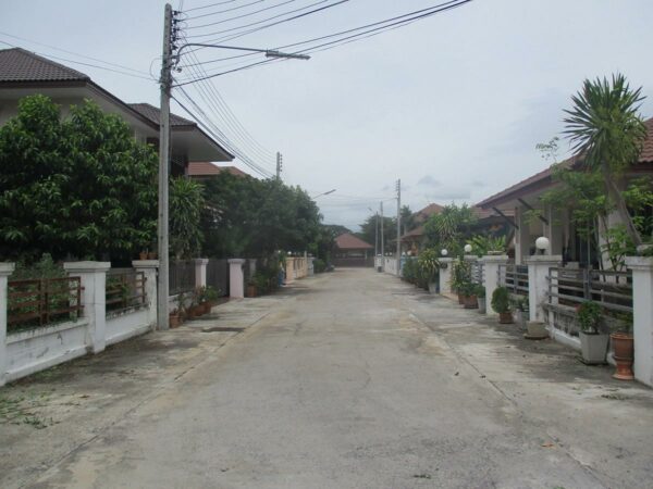 Muang Thong Land and House _photo