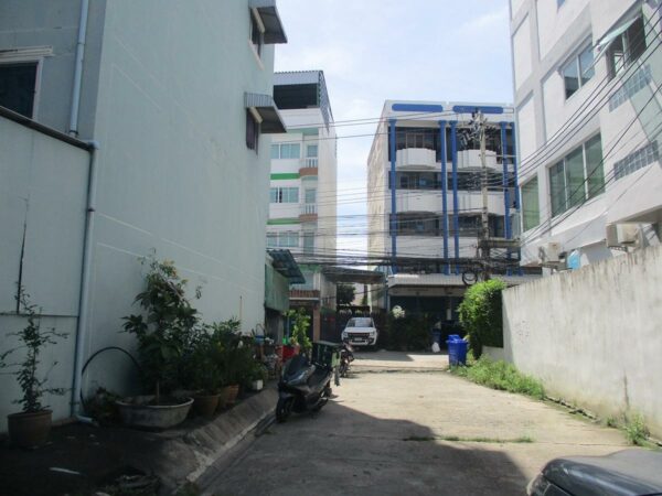 Commercial building, Samut Prakan _photo