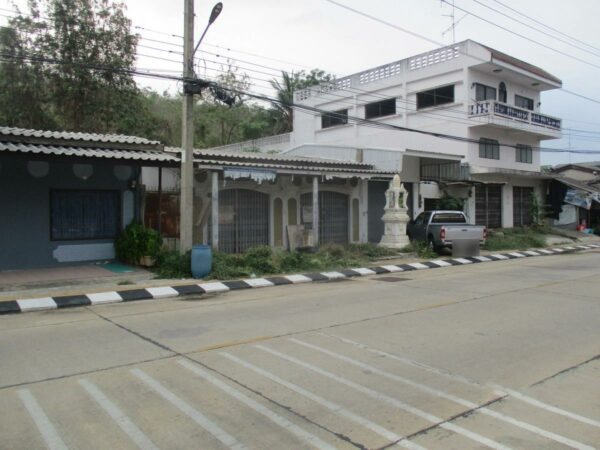 Row house, Kanchanaburi _photo