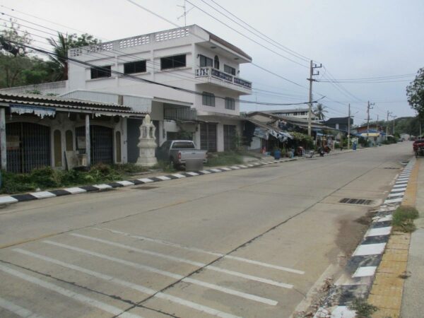 Row house, Kanchanaburi _photo